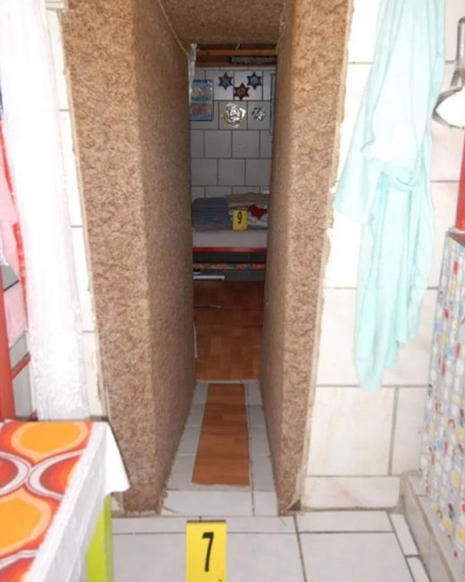 Había unas cuantas puertas que atravesar para poder llegar al sótano